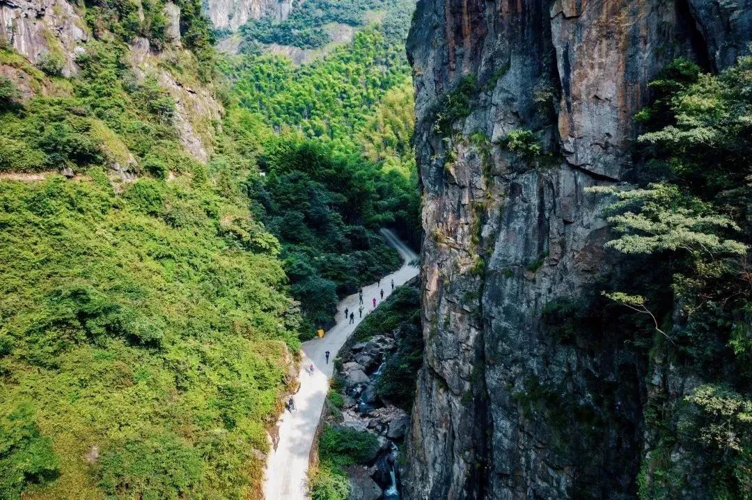 【杭州小雁荡】18°C避暑胜地，清爽山野不输雪花潭，打卡富阳黄弹石梯，徒步玩水释放压力！